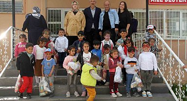 Emanet kitapla öğretmen olan Tümay, Malazgirt'te çocukları sevindirdi