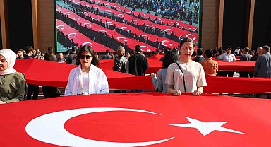 Erzincan'da 500 metre uzunluğundaki Türk bayrağıyla 'Gençlik Yürüyüşü' yapıldı