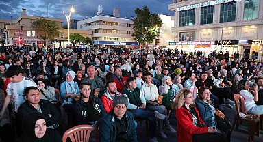 Erzincan'da açık hava sineması etkinliği yoğun ilgi gördü