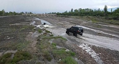 Erzincan'da bol çamurlu derede off road