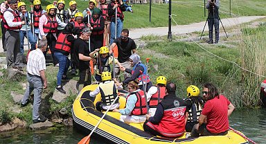 Erzincan'da engelli bireylere yönelik paraşüt ve rafting etkinliği renkli görüntüler oluşturdu