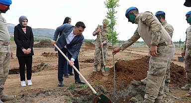 Erzincan'da fidanlar toprakla buluştu