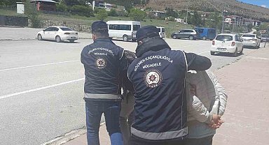 Erzincan'da kaçak göçmen taşıyan 2 kişi tutuklandı