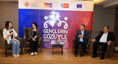 Erzincan'da "Gençlerin Gözüyle Kent Diplomasisi" projesi kapsamında panel düzenlendi
