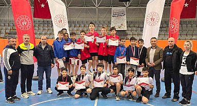 Erzincanlı badmintoncular Bayburt'ta grup birincisi oldu