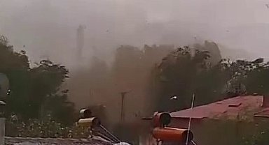 Erzurum'da hortum evlerin çatılarını uçurdu