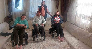 Felçli üç kardeş, akülü sandalyelerine kavuştu