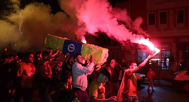Fenerbahçe bayraklı tabutla şampiyonluğu kutladılar