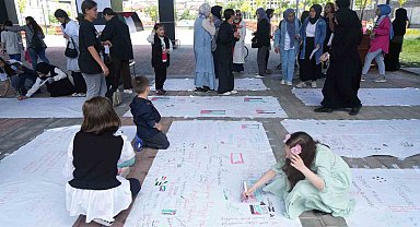 Filistin için bir araya gelen kadınlar ve çocuklar duygularını beyaz çarşaflara yazdı