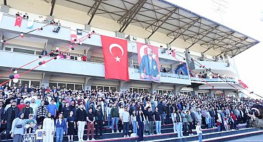 FÜ öğrencileri hipodromda mini konser verdi