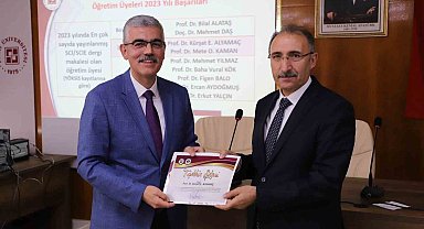 FÜ'de akademisyenler ödüllendirildi