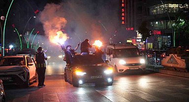 Galatasaraylı taraftarlar takımlarına destek olmak için sokakta şampiyonluk şarkıları söyledi