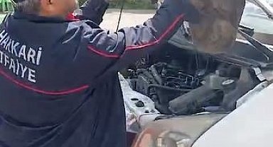 Hakkari'de minibüsün motor kaputuna giren yılanı itfaiye ekipleri çıkardı