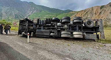 Hakkari'de yakıt tankeri yan yattı