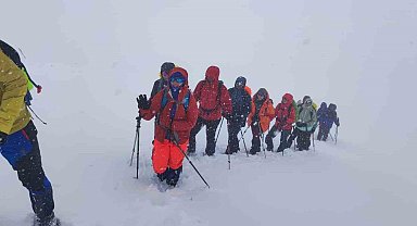 Hava muhalefeti Rus dağcıların zirve yapmasına izin vermedi