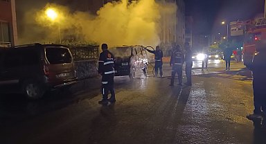 Iğdır'da park halindeki araç yangını geceyi aydınlattı