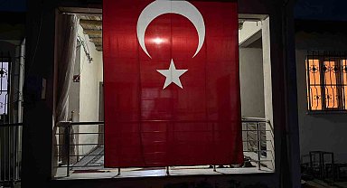 Iğdırlı şehidin baba evine Türk bayrağı asıldı