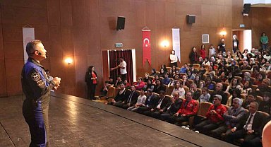 İlk Türk astronot Alper Gezeravcı öğrencilerle buluştu