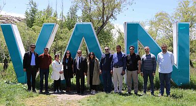 Iraklı turistler Van'ın tarihi ve turistik yerlerini gezdi