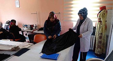 Kadınlar diktikleri elbiselerle aile ekonomisine destek oluyor