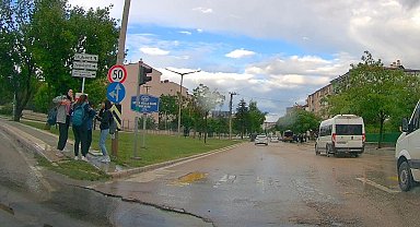 Kaldırımda bekleyen öğrenciler, aracın su sıçratması ile sırılsıklam oldu