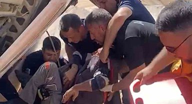 Kamyon devrildi, sıkışan sürücü ekipler tarafından çıkartıldı