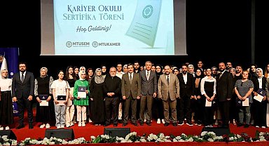 Kariyer Okulunu tamamlayanlar belgelerini aldı