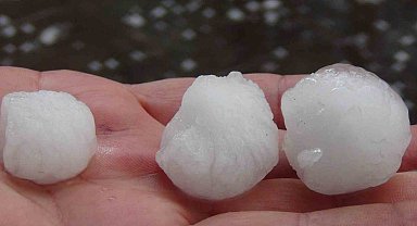 Kars'ı ceviz büyüklüğünde dolu vurdu