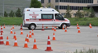 Kars'ta ambulans sürüş eğitimleri nefes kesti