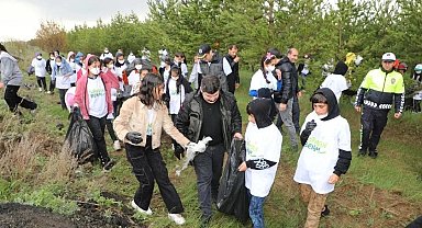 Kars'ta hatıra ormanındaki çöpler toplandı