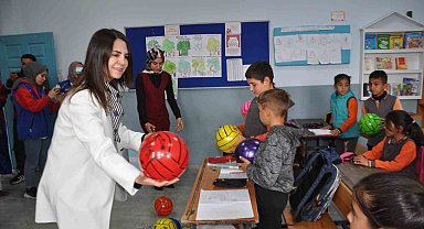Kars'ta hayırsever iş kadınından öğrencilere destek