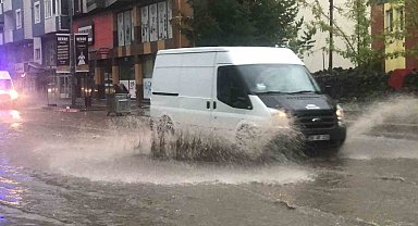Kars'ta sağanak caddeleri göle çevirdi