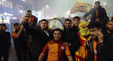 Kars'ta sokaklar sarı-kırmızı oldu