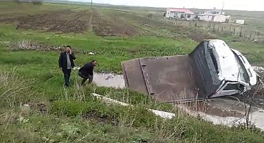 Kars'ta yoldan çıkan kamyonet çamura saplandı