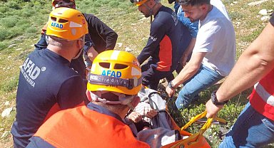 Kayalıklardan düşerek mahsur kalan 2 kişi kurtarıldı