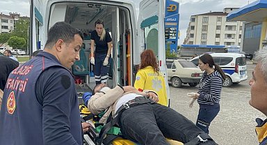 Kazada otomobile sıkışan sürücüyü itfaiye kurtardı