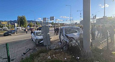 Kırmızı ışıkta geçen sürücü kazaya neden oldu: 4 yaralı