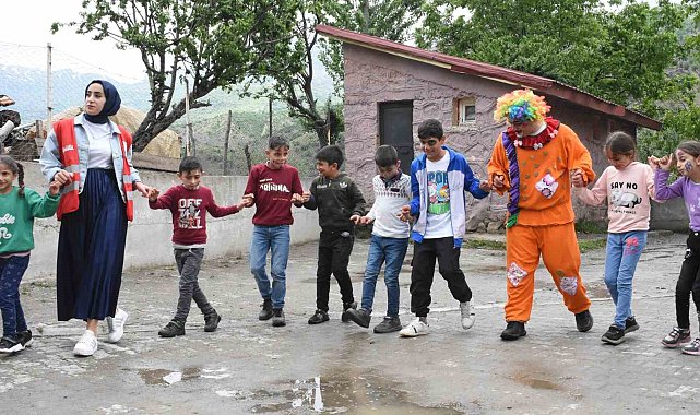 Köy çocukları Kızılay gönüllüleriyle doyasıya eğlendi