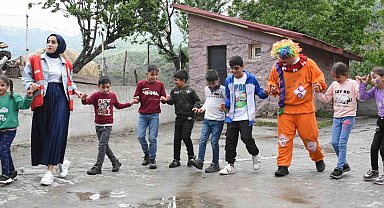 Köy çocukları Kızılay gönüllüleriyle doyasıya eğlendi