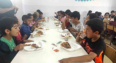 Köy okulunda pizza etkinliği