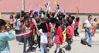 Malatya'da okul okul gezip öğrencileri eğlendiriyorlar