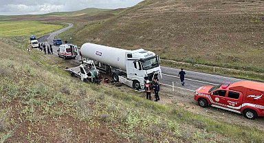 Malatya'da tır ile kamyonet kafa kafaya çarpıştı: 1 ölü