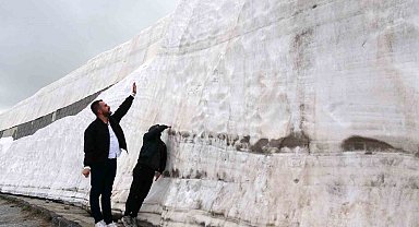 Mayıs ayında 5 metrelik kar kütleleri görenleri hayretler içerisinde bıraktı