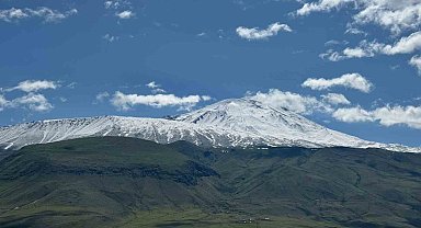 Mayıs ayında Ağrı Dağı'na kar yağdı