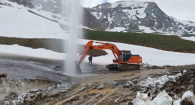 Mayıs ayında karlı yolları aşarak su arızasına müdahale ettiler