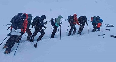 Mayıs ortasında Ağrı Dağı'na çıkan dağcılara kar sürprizi