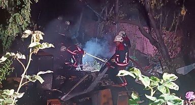 Metruk evde yangın çıktı, art arda patlamalar yaşandı