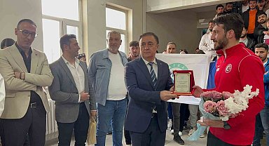 Milli boksör Erdemir, okulunda sevgiyle karşılandı