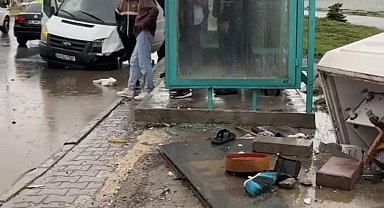 Minibüs kaldırımda yürüyenlere çarptı: 1 ölü, 2 yaralı