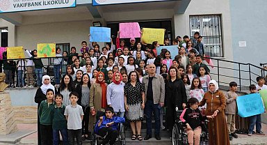 Minik öğrencilerden engellilere yardım eli